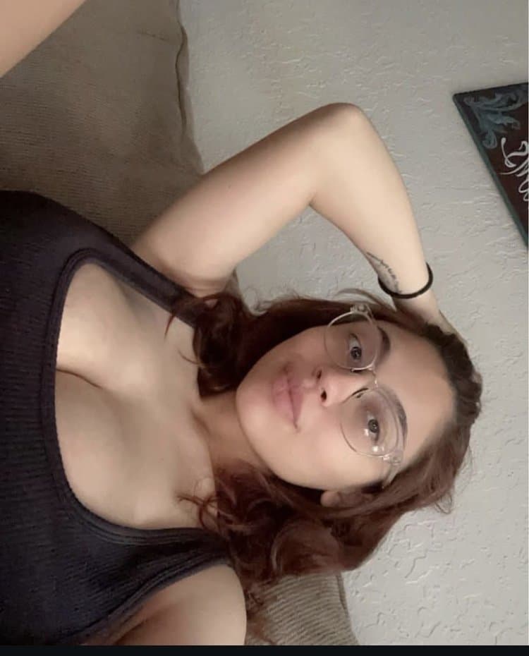 Salpicaría toda mi leche de ver como ya le cuelgan las enormes tetas a mi prima Sara