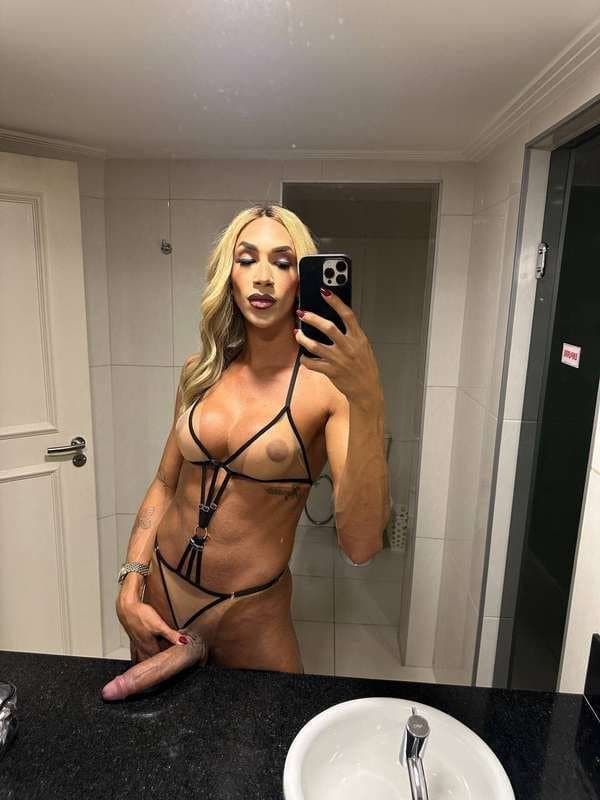 Hanna Duntra fabulous English trans woman with a giant cock that cums