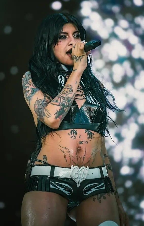 Me exita tanto ver a esa puta vestir de una manera tan vulgar