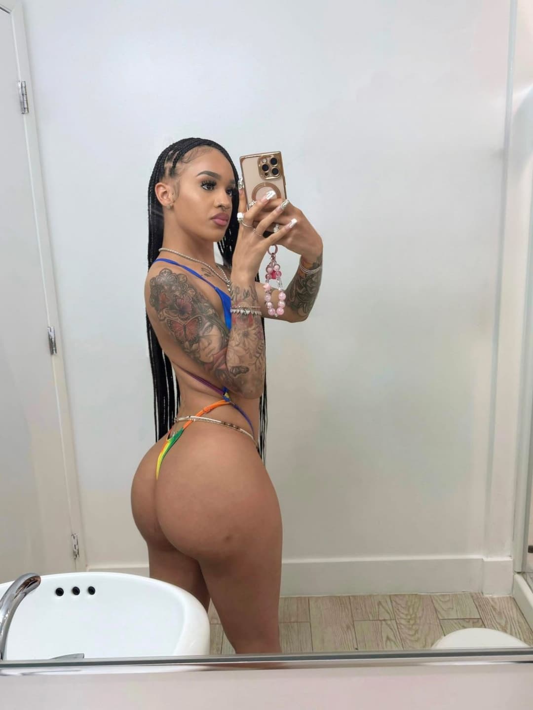 Fit ebony with phat ass & phat pussy print ???