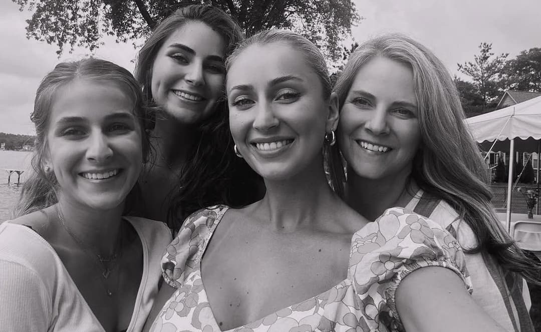 Click to view full size Irl snowbunny webslut Madisen is joined by her MILF mom Melissa and sexy sister Lindsey + ai. Dm/kik