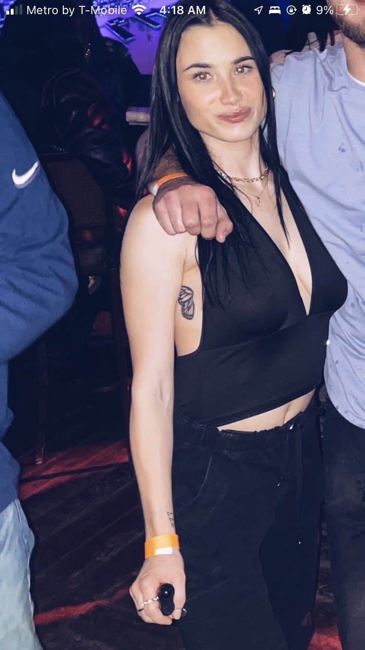 Found my friends little sisters VSCO. MAN she has some fuckin heavy hammers on her?