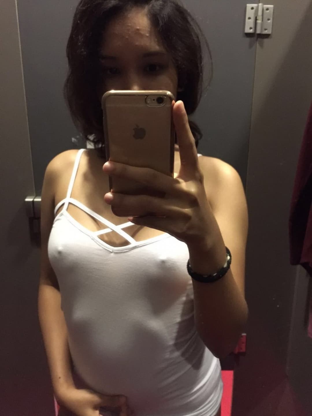 Singapore office lady can’t resist nude selfie in the changing room