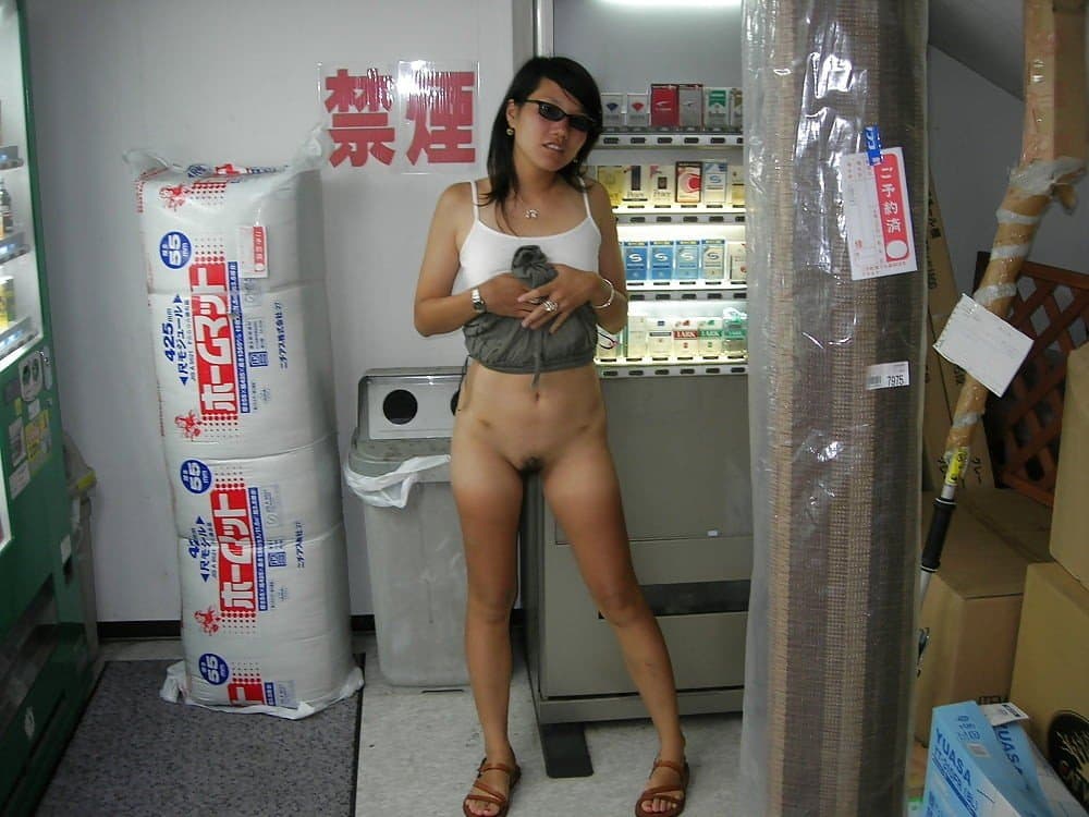 Bottomless Girls In Public 9