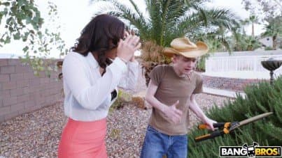
dirty housewife bangs the little gardener