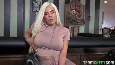 
Luna Star, teen curves