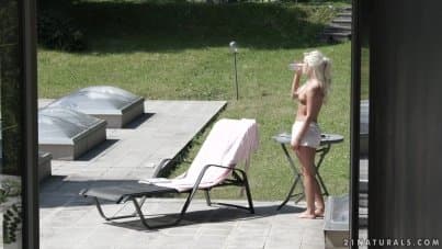 
this girl looks like Barbie