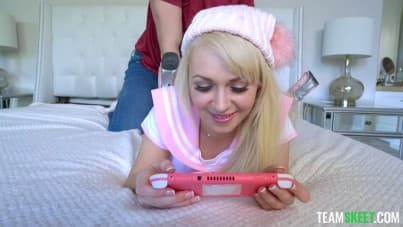 
plant your seed in me while i harvest in this game