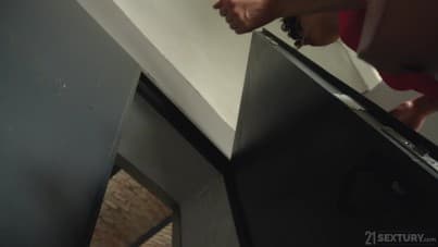 
hungry eyes meet slender pussy