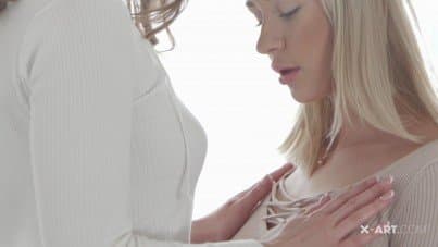 
so sexy babes lick each other