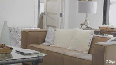 
teen from a cleaning service to help housewife