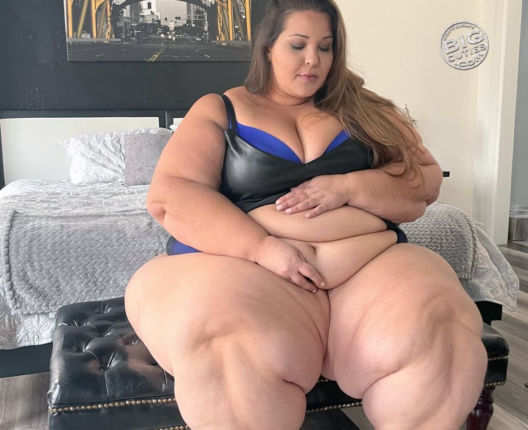 Click to view full size FAT SECRETARY- BOBERRY TIGHT BLACK SKIRT BLUE SEXY INTIMATES