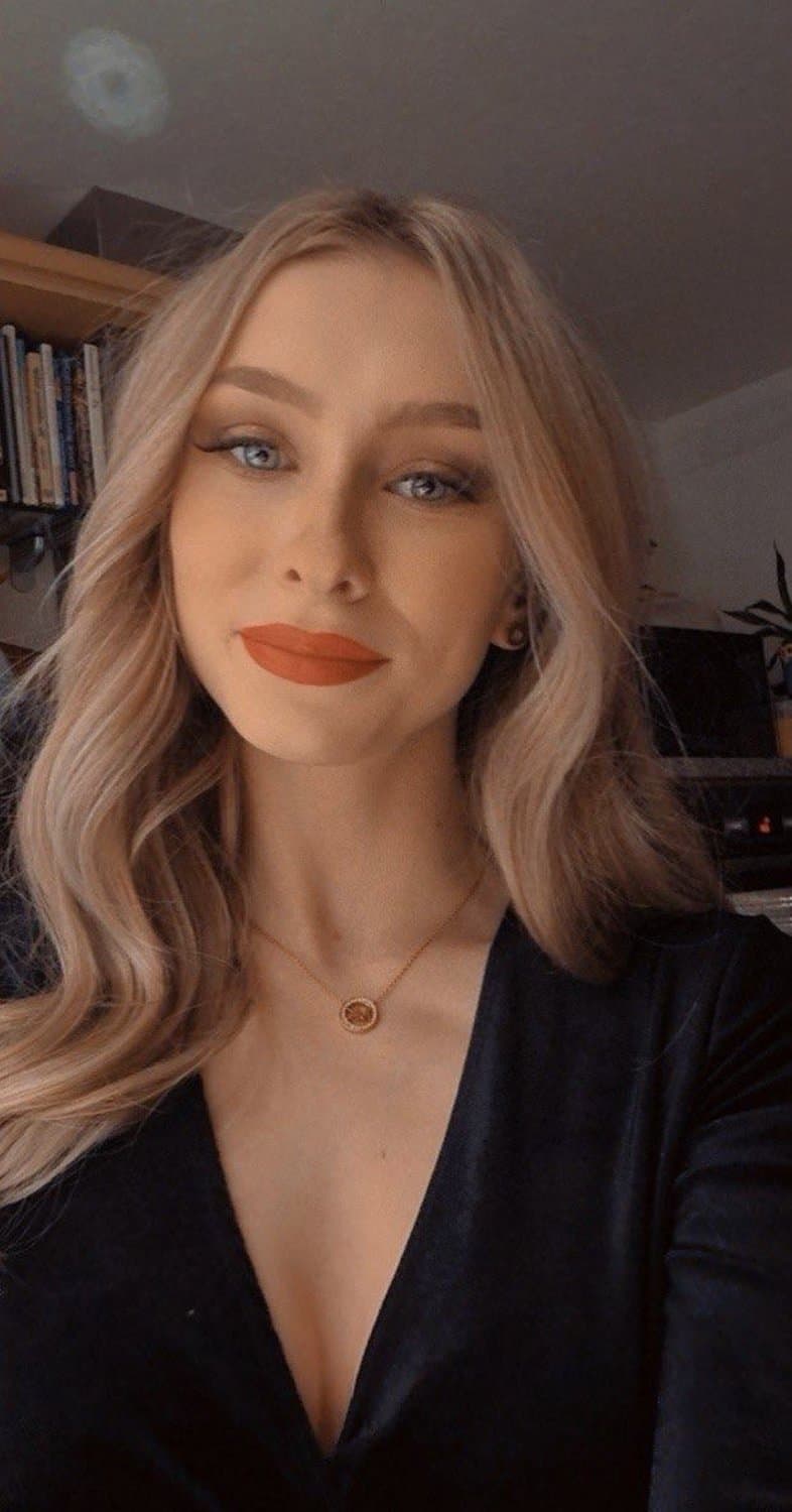 Click to view full size Hot sexy petite german teen slut model Saskia from Göttingen