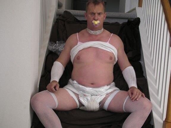 Click to view full size ABDL Diapered sissybaby Peter went in choker and chastity