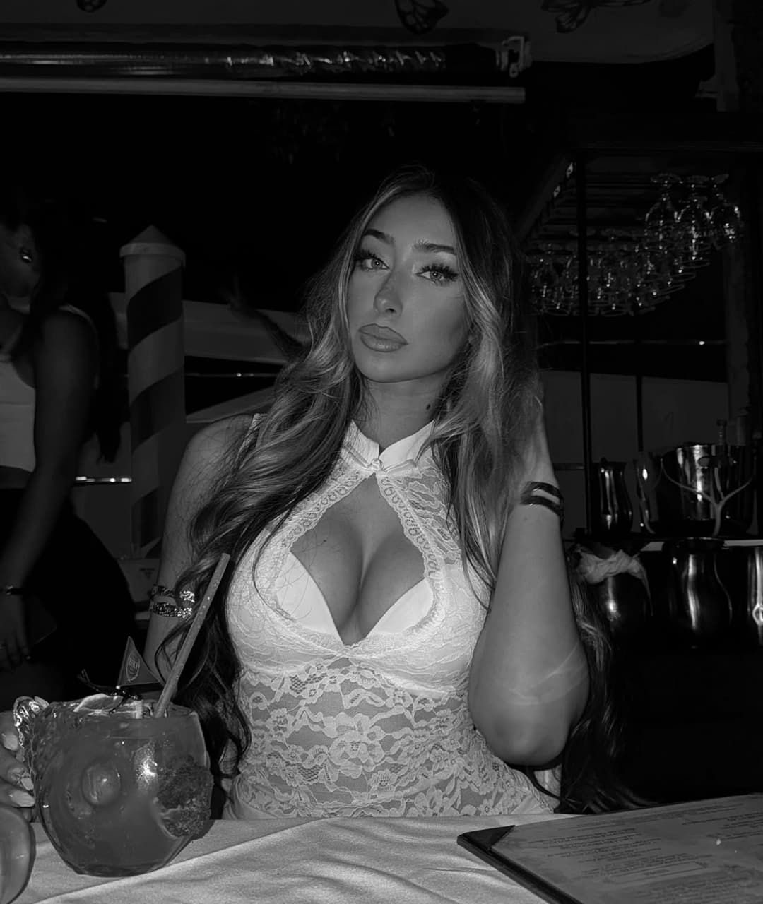 Click to view full size Sexy brunette with a sexy body