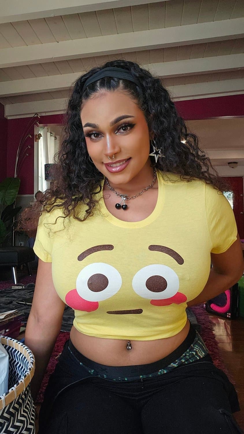 Click to view full size Shanequa Cummings exposing herself some more for us