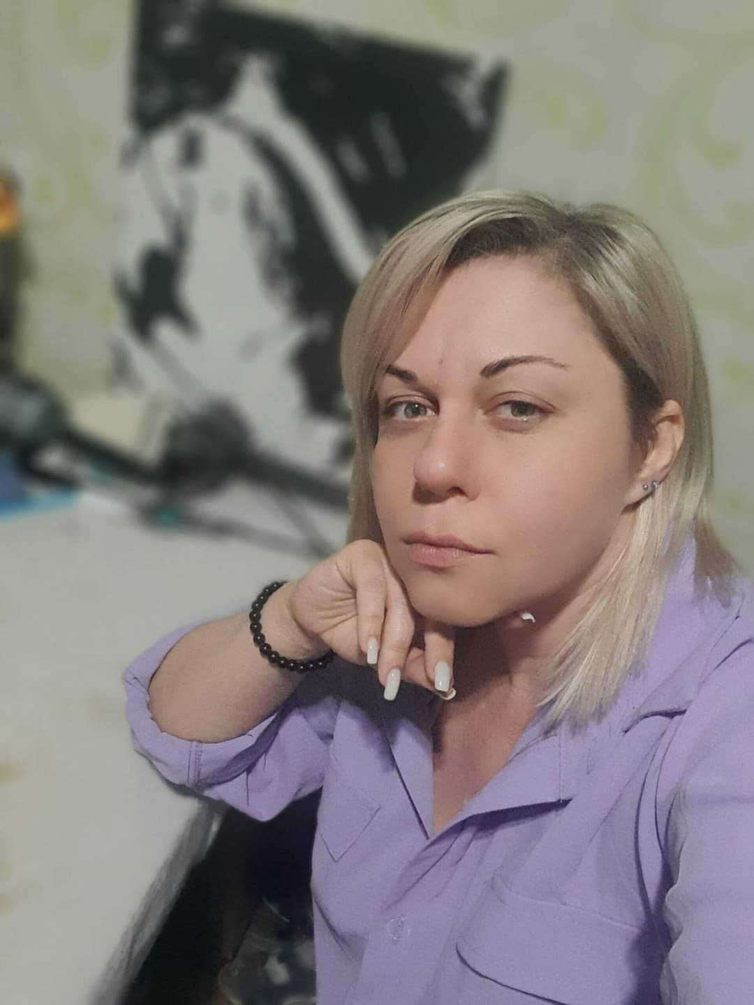 Click to view full size Very pretty woman - Anna