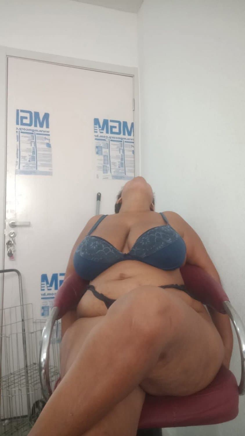 Click to view full size Gordinha tarada e safada