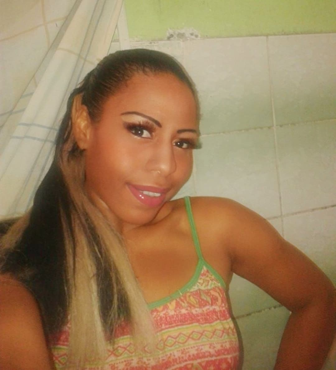 Click to view full size Valeria Cortéz - Bailarina de "Baila la Noche" - la conocí en la playa y me envía fotos sexy