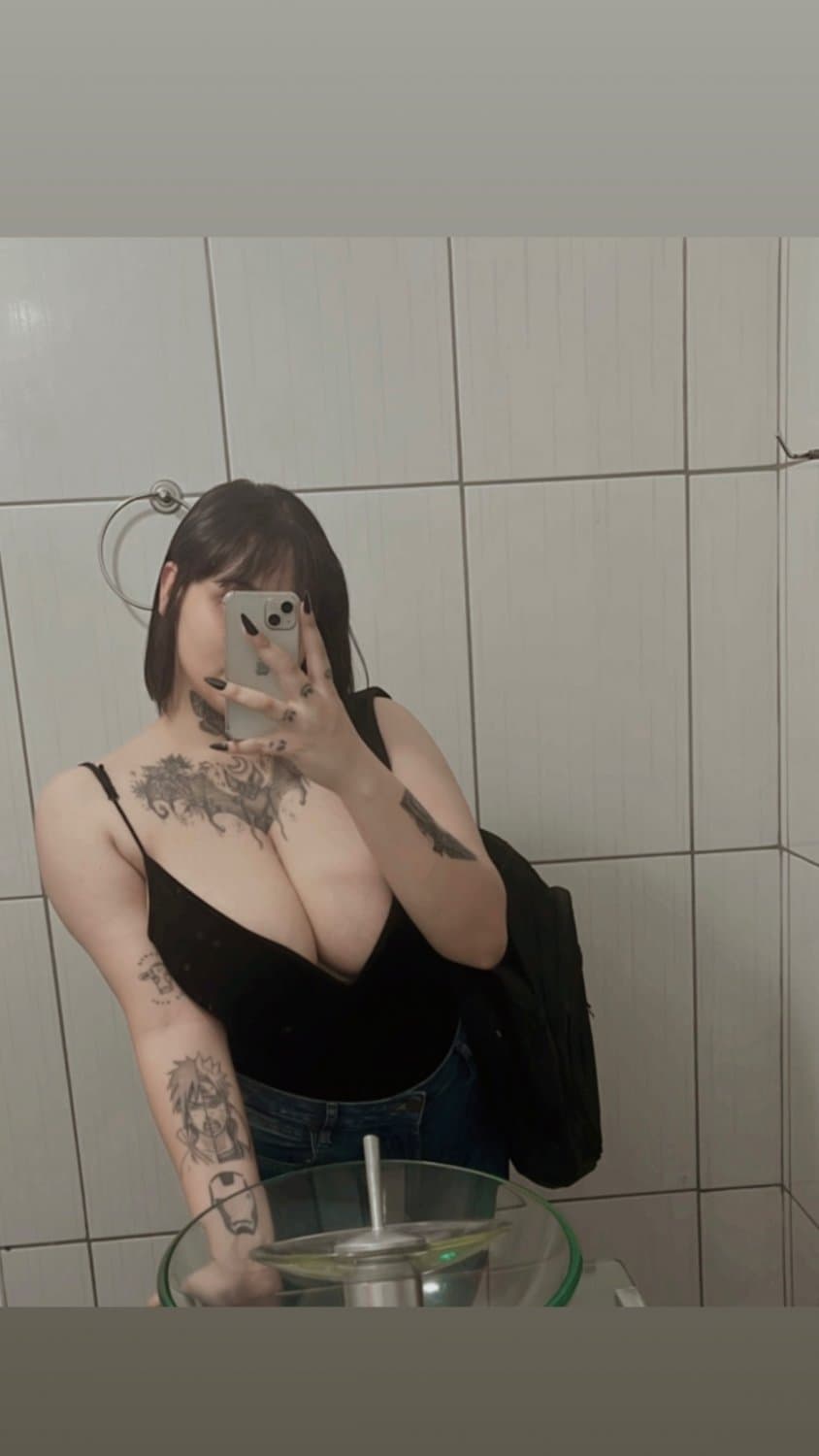 Click to view full size Gótica tetona