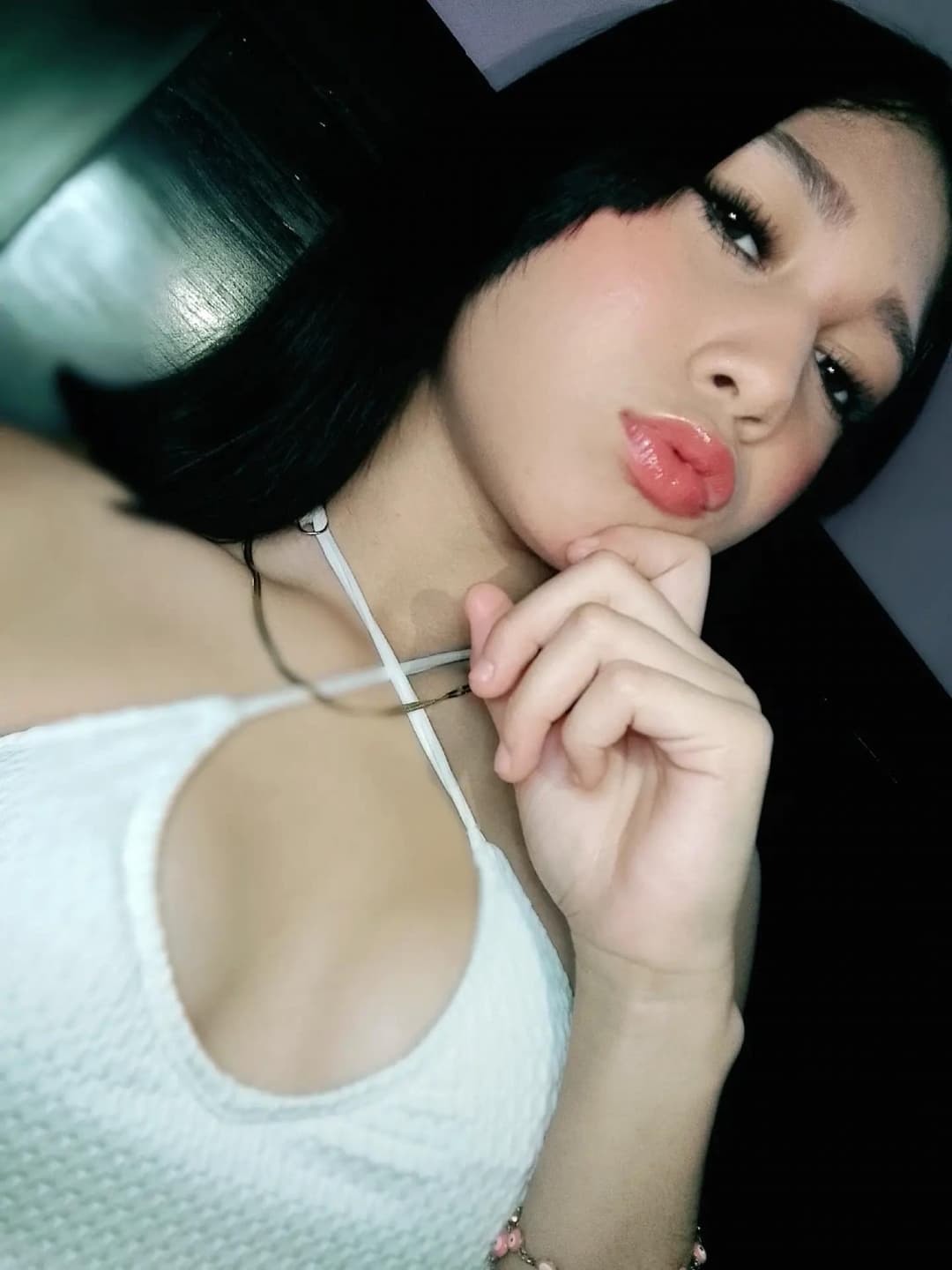 Click to view full size Amiga tiene unas tetas que se ven ricas y seguro la tiene rosadita