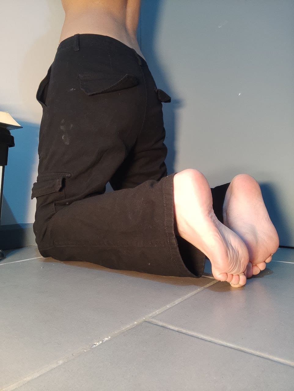 Click to view full size Chilean Girl With Ugly feet