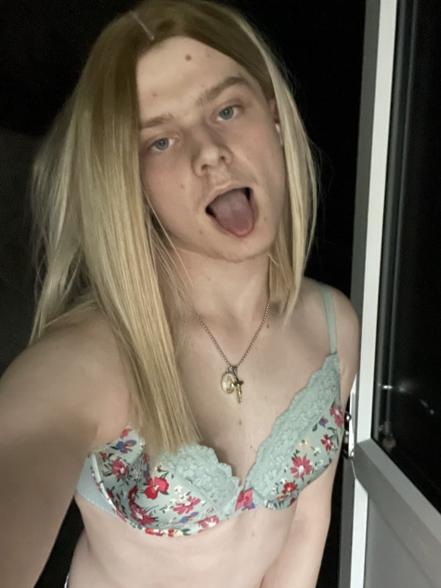 Click to view full size Tasty UK midlands sissy, Megan