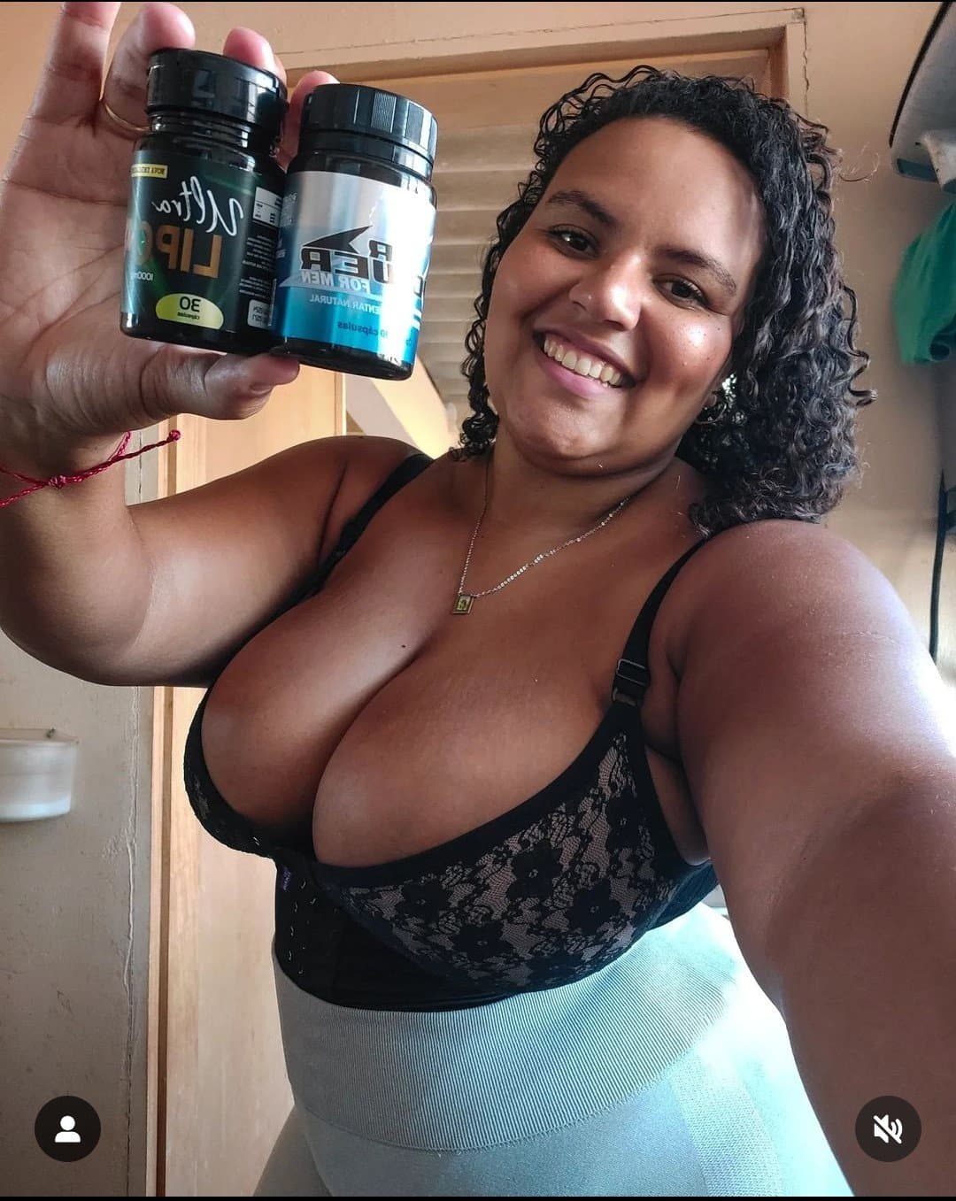 Click to view full size PEITUDA LEITEIRA bem cavalona, peituda de mais, aí deve gosta de da uma mamada na rola