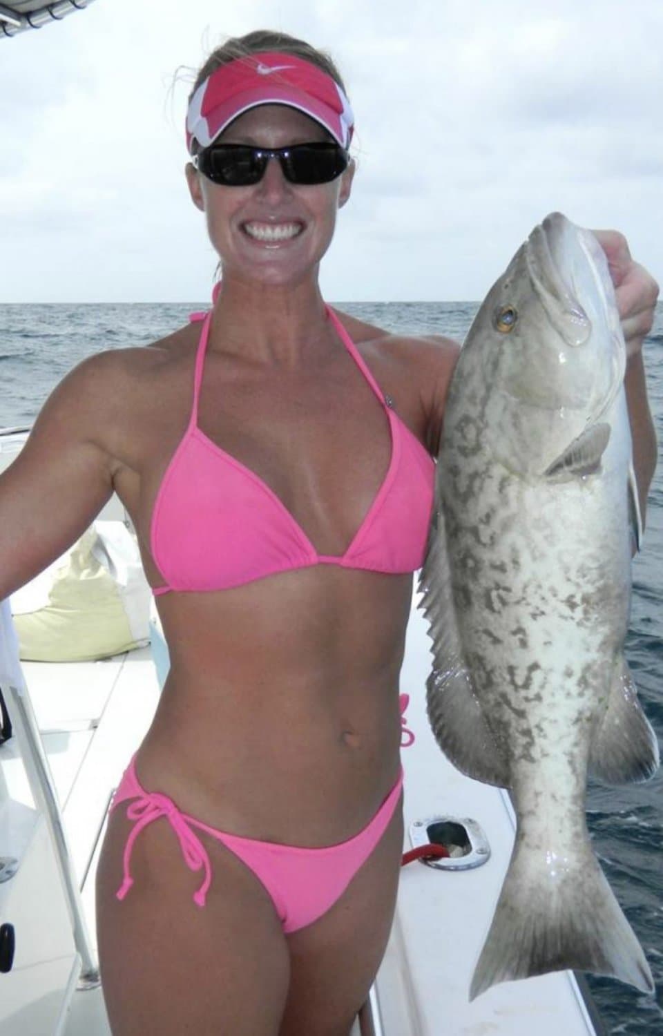 Click to view full size Super hot realtor flashes her nice fakies & tan ass on camera for a G G W shirt