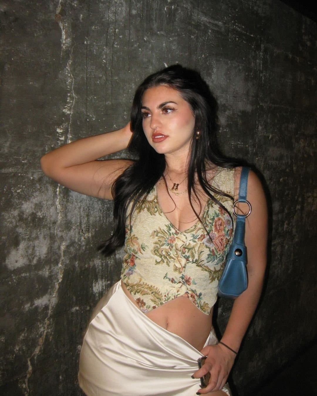 Click to view full size Whore kissing as many as she can on 21st