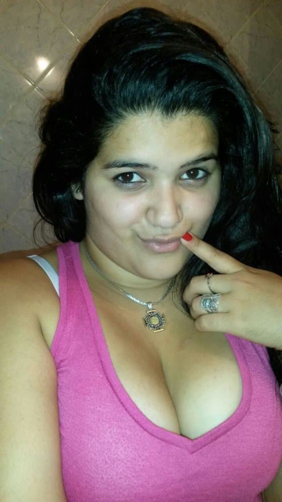 Click to view full size Cin mostrando las tetas