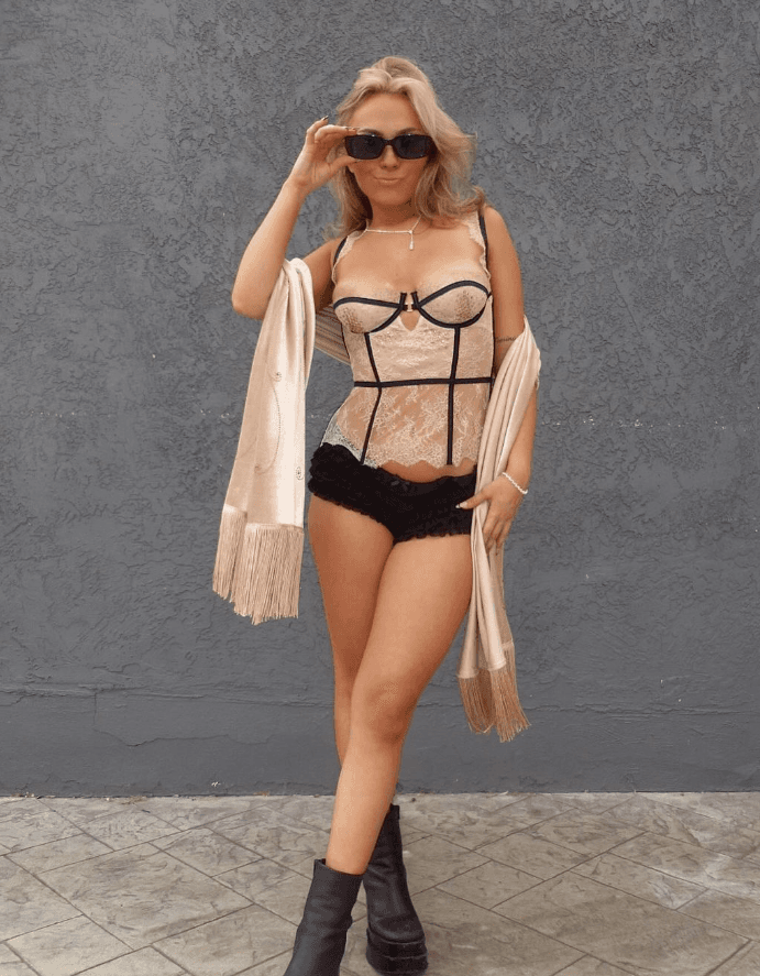 Click to view full size Twin sibling Kate has a slutty time at the beach