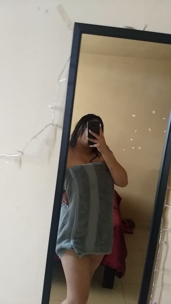 Click to view full size Karen una puta muy sexy de 21 años disfruta de sacarse fotos hot para exhibirse