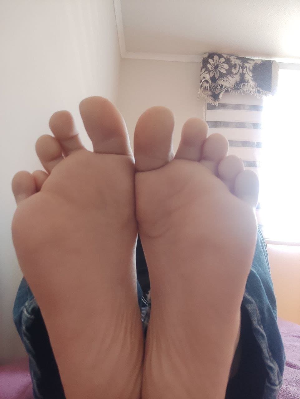 Click to view full size Chilean Girl With Ugly feet