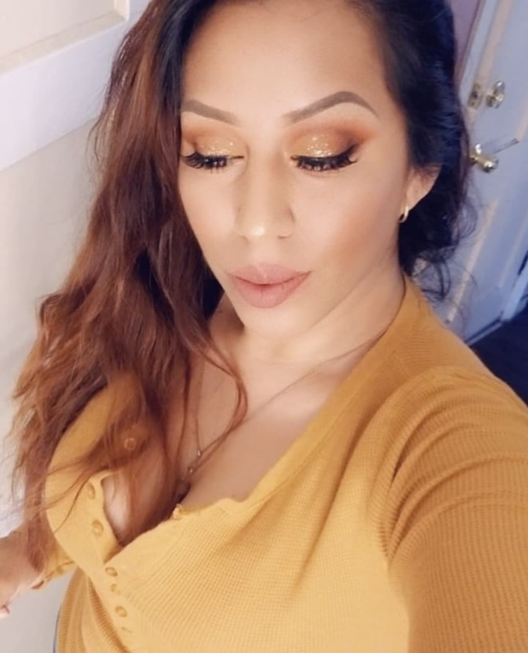 Click to view full size Creampie or pull out on this Latina slut milf