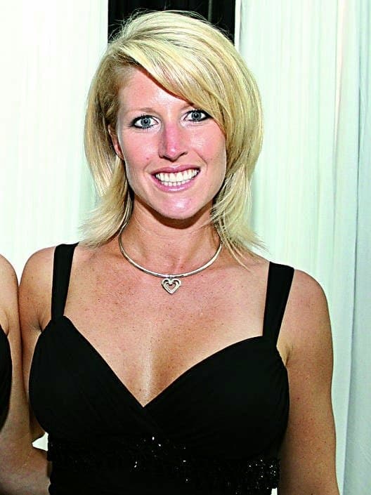 Click to view full size Super hot realtor flashes her nice fakies & tan ass on camera for a G G W shirt