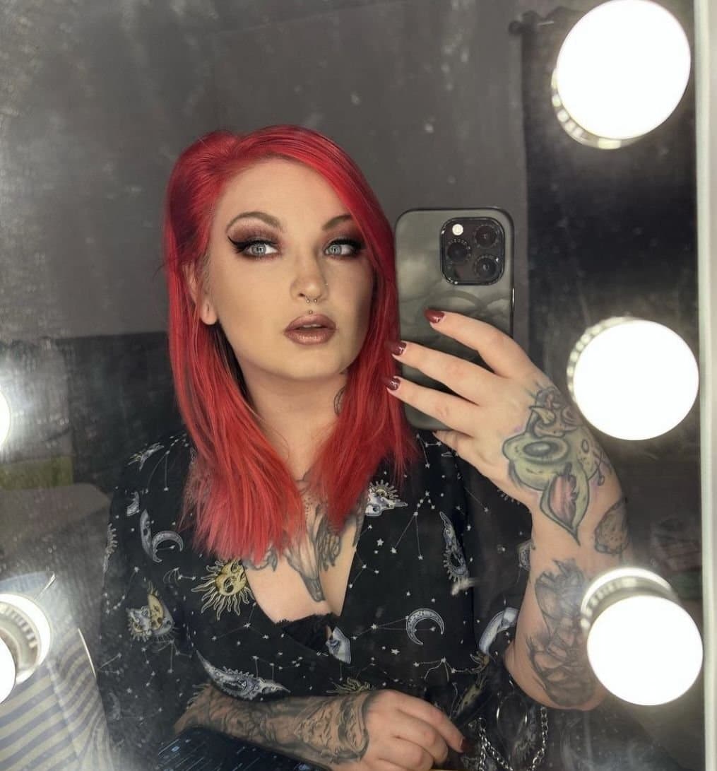 Click to view full size My favorite alt slut Emily. Tell me what you think