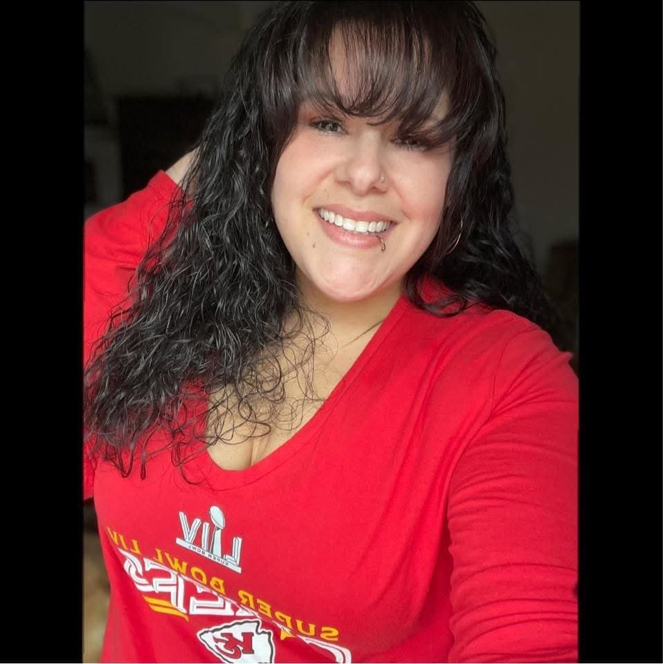 Click to view full size Slutty MILF Jessi in her work office acting naughty