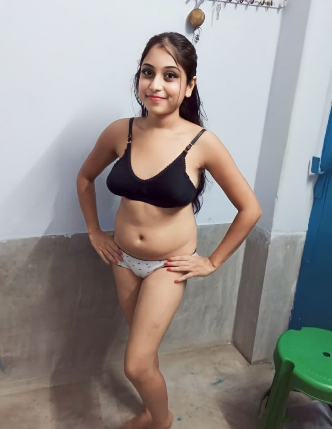 Click to view full size Indian girl nude pose leaked