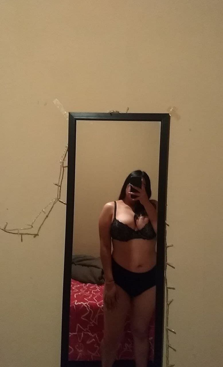 Click to view full size Karen una puta muy sexy de 21 años disfruta de sacarse fotos hot para exhibirse