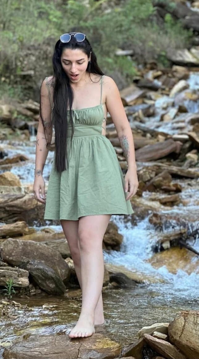 Click to view full size Mineira dos pezinhos lindos