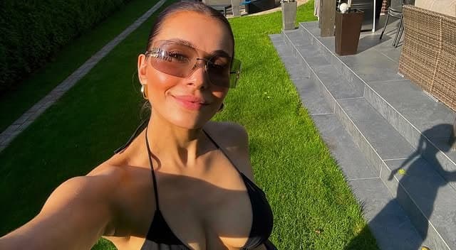 Click to view full size Luxury whore with fuckable mouth and tits