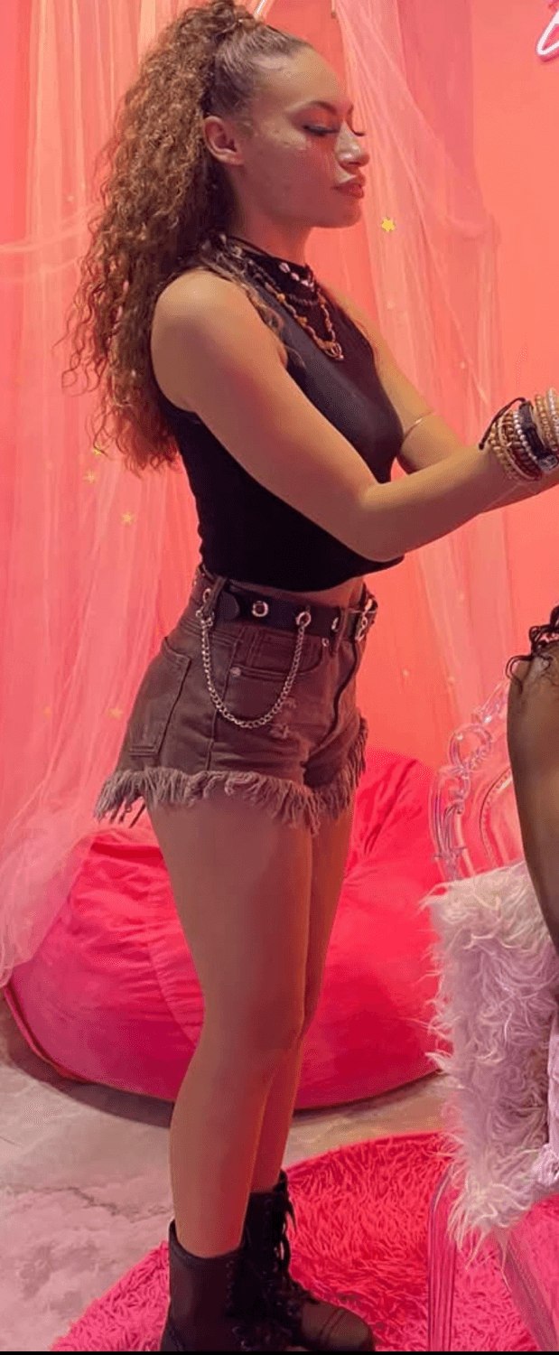 Click to view full size Hot girl aleigha Nice legs in shorts pretty face age 21