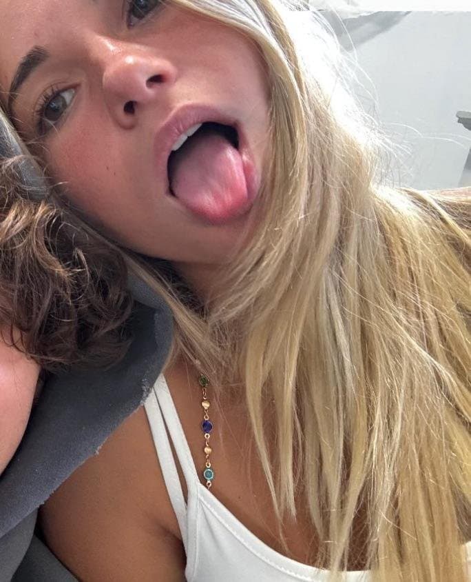 Click to view full size Iris, HOT tik toker blonde teen ?