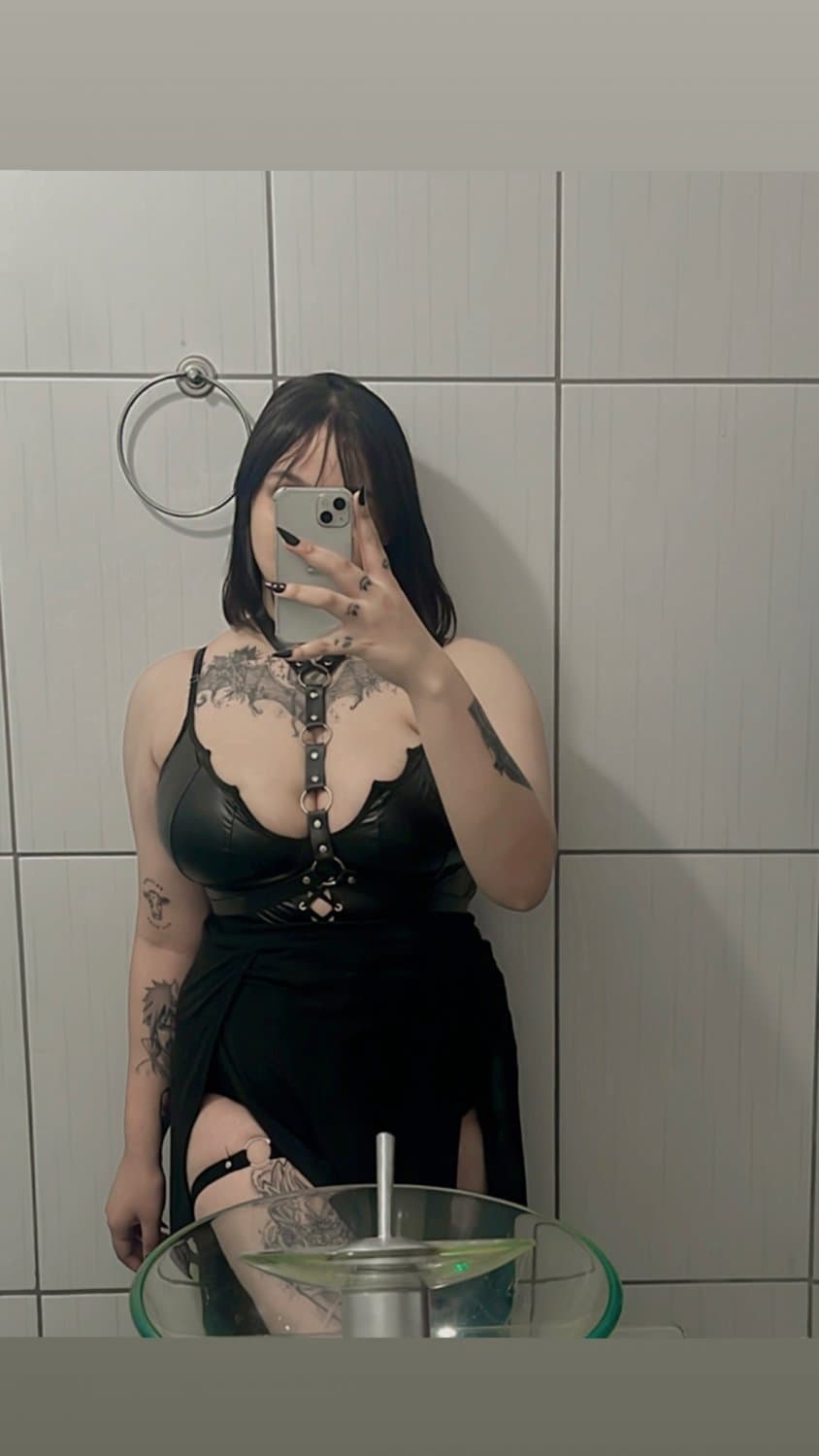 Click to view full size Gótica tetona