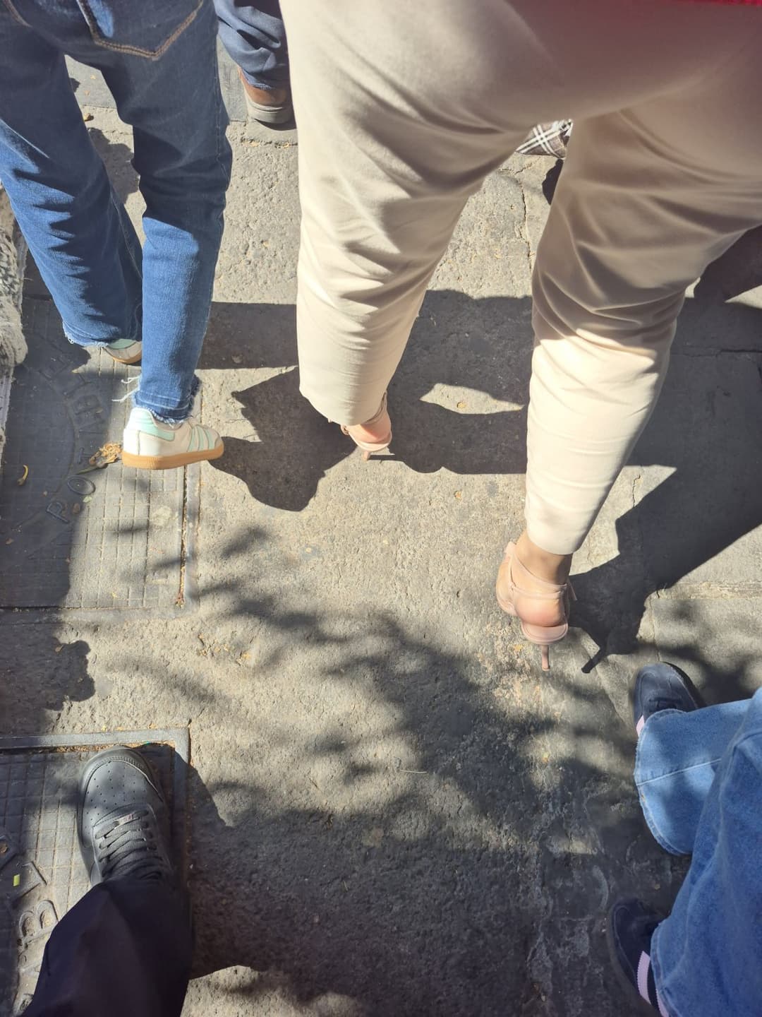 Click to view full size Ricos pies en la calle, strip y de mas