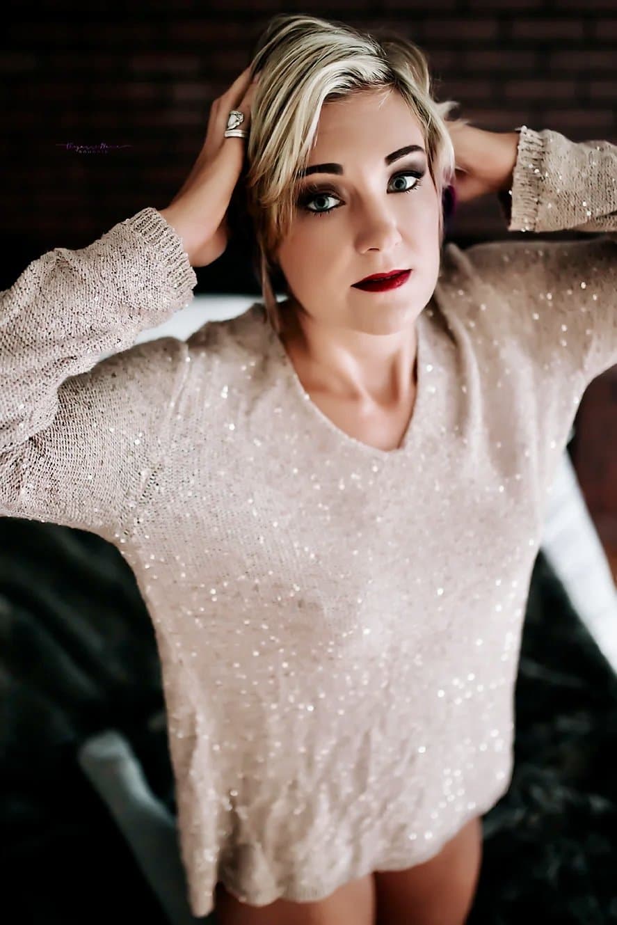 Click to view full size Short hair blonde milf boudoir