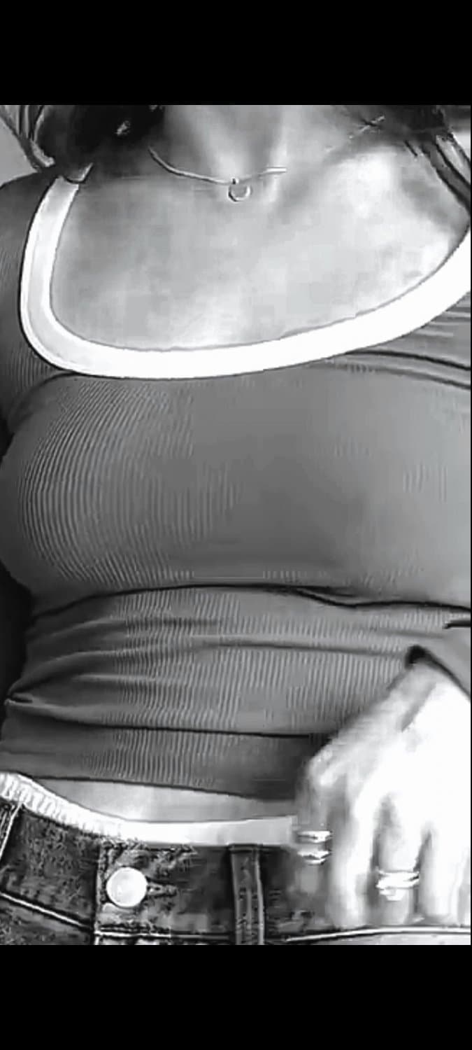 Click to view full size Deu até para ver os peitinhos mucho dela que tesão tão aproveitando no máximo seu corpo