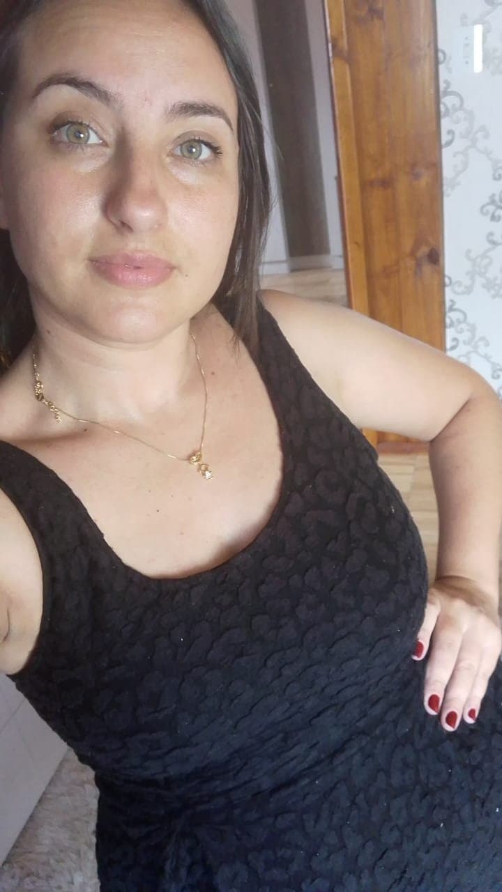 Click to view full size Meu alvo da vez esta me matando de tezão, tem cara de puta, vou leitar diariamente na cara dela