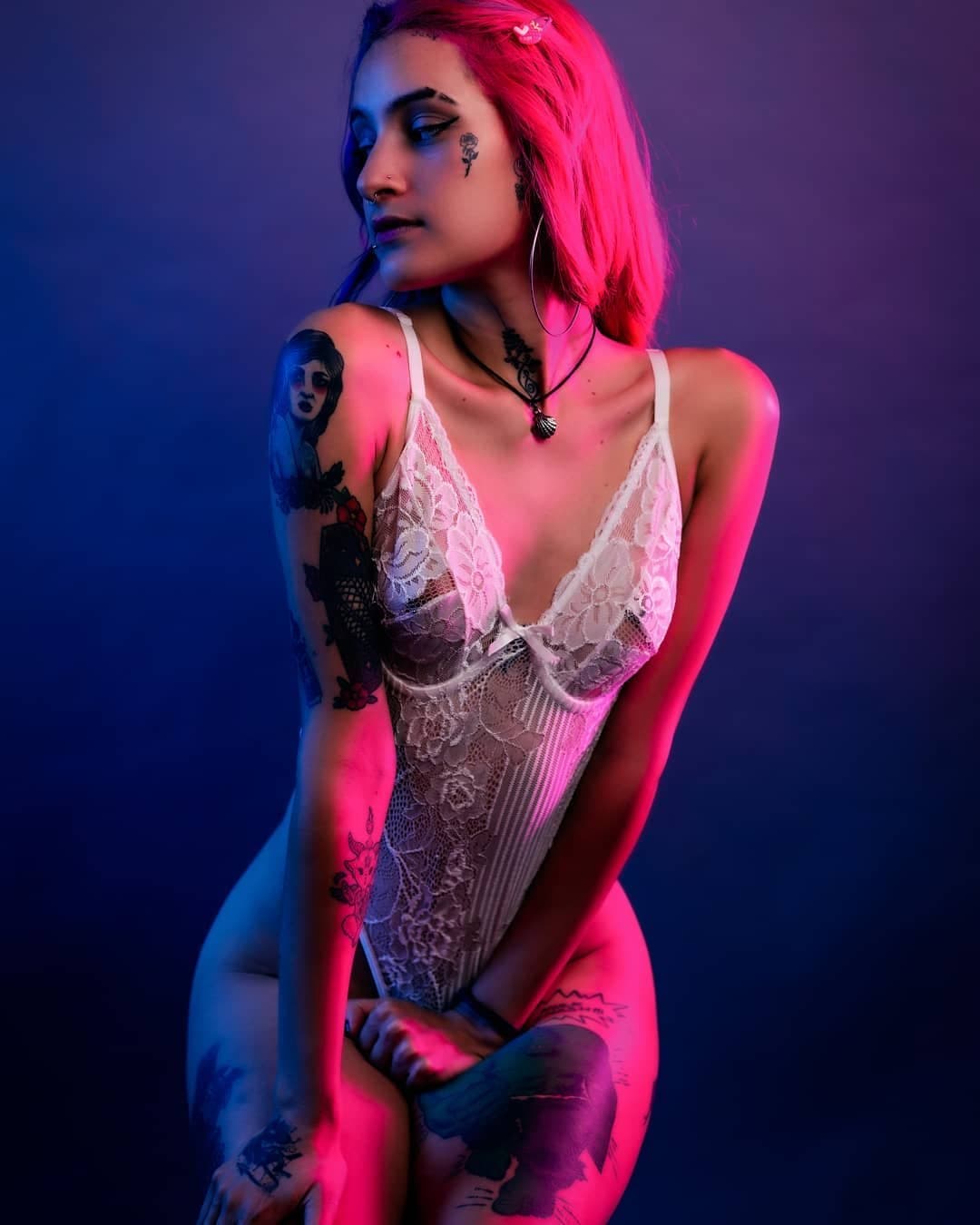 Click to view full size d4rry petite tattoed girl OF